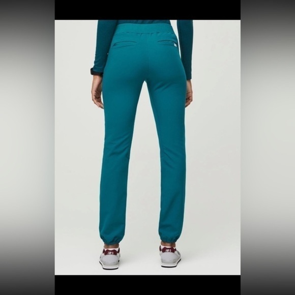 FIGS Venice Slim Body Shape
Women's Venice Slim Jogger Scrub Pants limited Edit - Picture 6 of 9